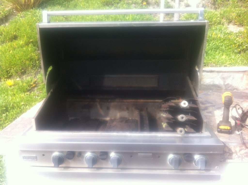 Same Coto de Caza Viking grill before restoration — grease-loaded firebox